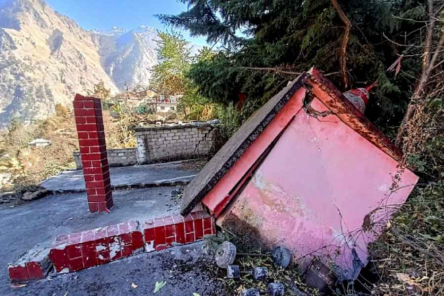 ভৌগোলিক দিক থেকে জোশীমঠ গুরুত্বপূর্ণ। বদ্রীনাথ, ভ্যালি অফ ফ্লাওয়ার্সের মতো একাধিক পর্যটনস্থলের প্রবেশদ্বার এটি। শীতে তুষারপাতের সময় বদ্রীনাথের মূর্তি জোশীমঠেরই নরসিংহ মন্দিরে নামিয়ে আনা হয়। ফলে সনাতন হিন্দু ধর্মের সঙ্গে ওতপ্রোত ভাবে জড়িয়ে রয়েছে জোশীমঠ। একই সঙ্গে চিনের প্রকৃত নিয়ন্ত্রণরেখা থেকে জোশীমঠের দূরত্ব মাত্র ১০০ কিমি। ফলে এই এলাকার গুরুত্ব ধারেভারে অনেকটাই বেশি। শেষ পর্যন্ত এই এলাকা তলিয়ে যাবে কি না, সে নিয়ে একরাশ আতঙ্ক জমেছে জোশীমঠের আকাশে।