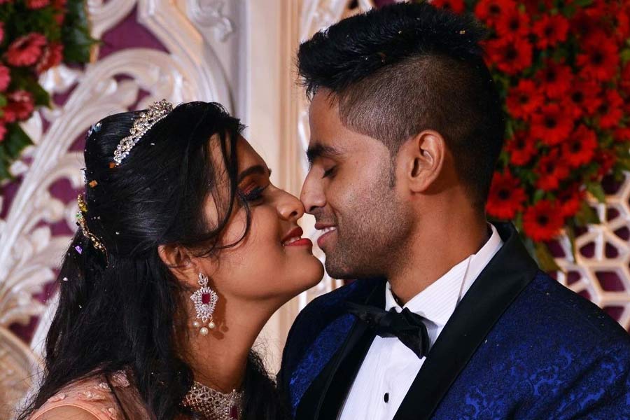 টি২০ ক্রিকেটে বিশ্বের এক নম্বর ব্যাটার হিসাবে ইতিমধ্যেই নাম লিখিয়েছেন সূর্যকুমার যাদব। ২০২১ সালে ৩০ বছর বয়সে ভারতের টি-২০ দলে খেলার সুযোগ পেয়েছিলেন সূর্য। ডান হাতি সূর্যের ব্যাট কখনও হতাশ করেনি ক্রিকেট অনুরাগীদের। মাঠের ইনিংসের মতোই চমকপ্রদ স্কাইয়ের প্রেমকাহিনিও।