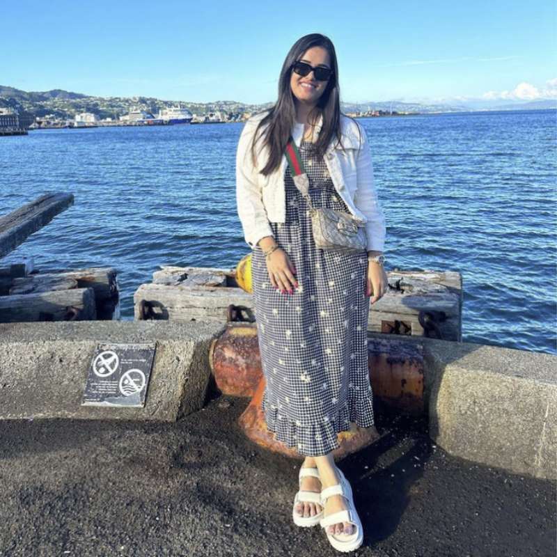 ক্রিকেট মাঠে অবলীয়ায় বড় শট খেলতে পারেন সূর্য। তাঁর সাফল্যের পিছনে কঠোর পরিশ্রম এবং অনুশীলন থাকলেও ক্রিকেটার কিন্তু তাঁর সাফল্যের সম্পূর্ণ কৃতিত্ব দেন স্ত্রী দেবিশা শেট্টিকে।