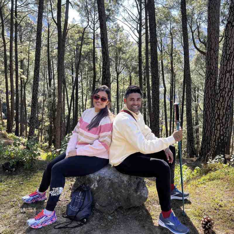 ২০১৬ সালে দেবিশাকে বিয়ে করেন সূর্য। বাইশ গজে তাঁর বিখ্যাত স্কুপের মতোই জনপ্রিয় সূর্যের প্রেমকাহিনি। কলেজে পড়াকালীন সূর্যের আলাপ হয় দেবিশার সঙ্গে। কলেজে নাচের একটি অনুষ্ঠানে দেবিশাকে প্রথম দেখেছিলেন সূর্য। সেই সূত্রেই বন্ধুত্ব হয় দু’জনের।