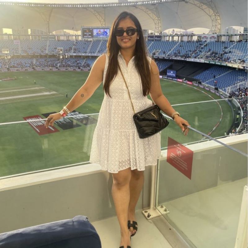 ১৯৯৩ সালে মুম্বইয়ে জন্ম দেবিশার। বম্বে স্কটিশ স্কুল থেকে পড়াশোনা করেছিলেন তিনি। স্নাতক স্তরের পড়াশোনাও মুম্বই থেকে শেষ করেছেন দেবিশা। 