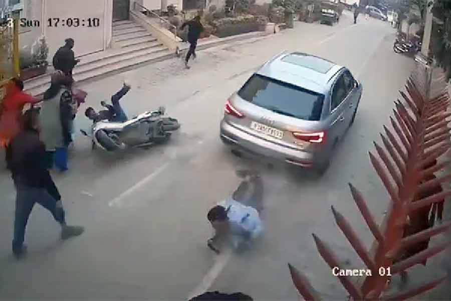 গাড়ি নিয়ে চম্পট দিচ্ছেন অভিযুক্ত। ছবি: সংগৃহীত।