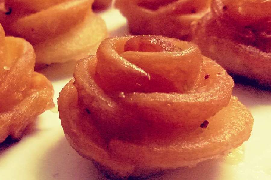 গোলাপ পিঠে চেখে দেখেছেন কি কখনও?