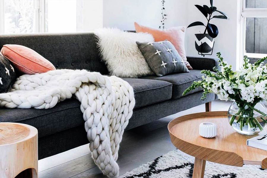 মেঝের কার্পেটের সঙ্গে রাখুন মানানসই কুশন।