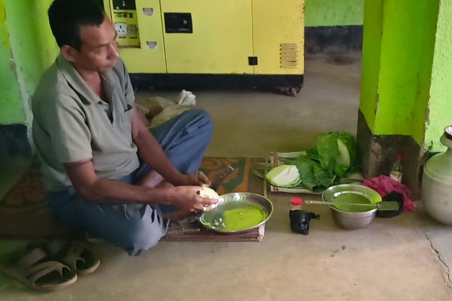 সব্জি কাটছেন অভিযোগকারী। জানালেন, ওখানেই থাকবেন।