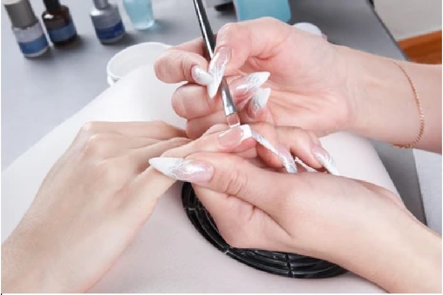 আবার কেউ জেলের মতো জিনিস দিয়ে নখের উপর কৃত্রিম নখ বানান।