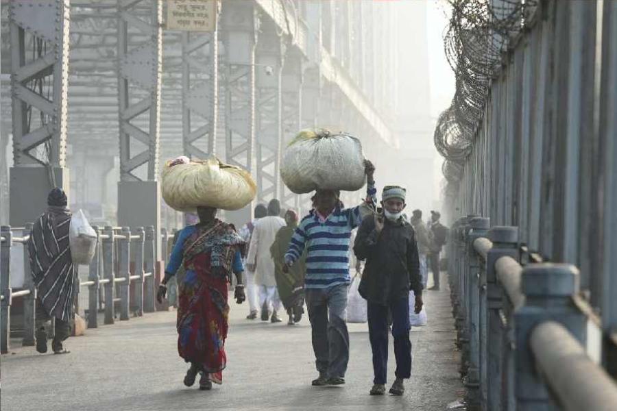 তবে আলিপুর আবহাওয়া দফতর সূত্রে খবর, উত্তর-পশ্চিম ভারতে পশ্চিমি ঝঞ্ঝার কারণে তাপমাত্রা ফের ঊর্ধ্বমুখী হতে পারে। আগামী ৪ দিনে ধীরে ধীরে তাপমাত্রা বাড়তে পারে বলে অনুমান আবহবিদদের। ২ ডিগ্রি থেকে ৪ ডিগ্রি সেলসিয়াস পর্যন্ত তাপমাত্রা বাড়তে পারে বলে জানিয়েছেন মৌসম ভবনের আধিকারিকেরা। তাই আপাতত জাঁকিয়ে শীত পড়ার সম্ভাবনা নেই বলেই পূর্বাভাস হাওয়া অফিসের।