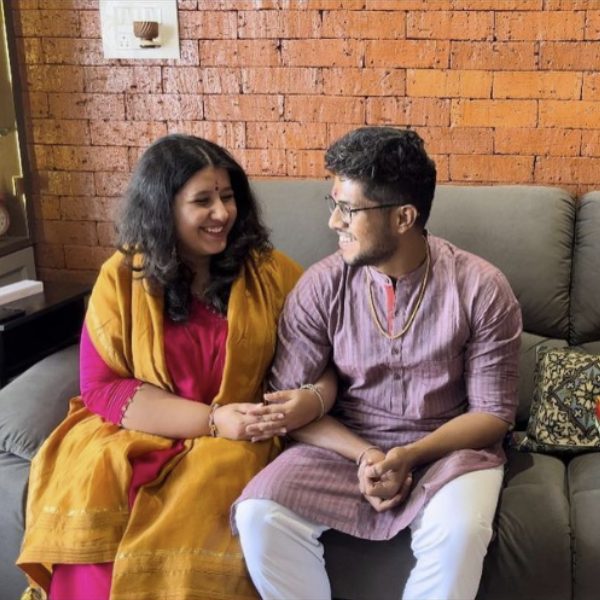 ছোট বা বড় পর্দায় দেখা না গেলেও আবার নতুন করে চর্চায় এসেছেন ঝনক। সোমবার দীর্ঘকালীন প্রেমিক স্বপ্নিল সূর্যবংশীর সঙ্গে আংটিবদল করেছেন তিনি। ইনস্টাগ্রাম অ্যাকাউন্ট থেকে আংটিবদলের অনুষ্ঠানের ছবিও পোস্ট করেছেন তিনি।