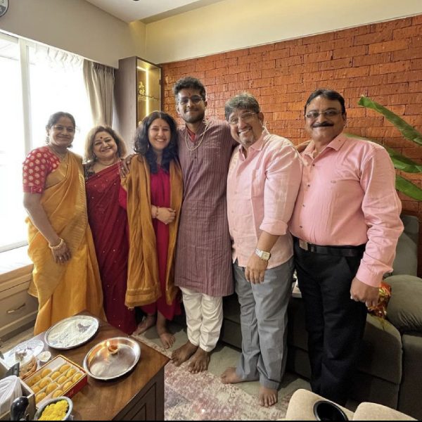 গোলাপি সালোয়ার স্যুট এবং হলুদ ওড়নায় চেনাই যাচ্ছিল না ঝনককে। পরিবারের সদস্যরা উপস্থিত ছিলেন আংটিবদলের অনুষ্ঠানে। স্মৃতি ঝা, কানওয়াড় ধিলোঁ, মোহিত হিরানন্দনী, অভিকা গোরের মতো তারকারা শুভেচ্ছাবার্তা জানিয়েছেন ঝনককে।