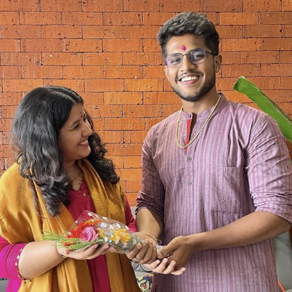 স্বপ্নিলের সঙ্গে ঝনকের পরিচয় দীর্ঘ দিনের। কিন্তু অভিনয় জগৎ থেকে শতহস্ত দূরে রয়েছেন স্বপ্নিল। মেকানিক্যাল ইঞ্জিনিয়ারিং নিয়ে স্নাতক স্তরের পড়াশোনা শেষ করার পর এমবিএ করেছেন তিনি।