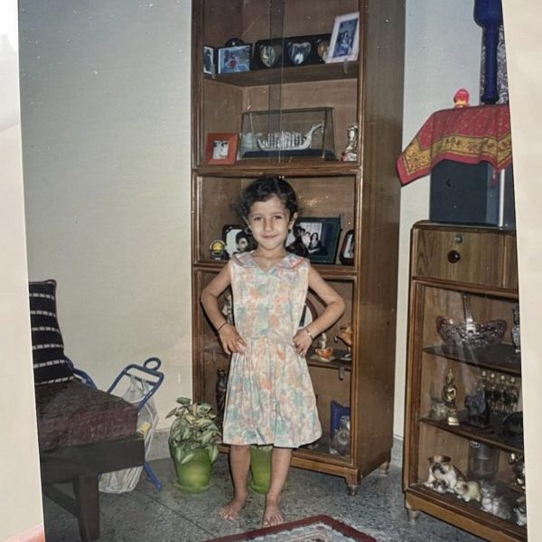 ১৫ বছর বয়সে ইন্ডাস্ট্রি থেকে সরে আসেন ঝনক। ধারাবাহিকের পর হাতেগোনা কয়েকটি হিন্দি ছবিতে কাজ করেছিলেন তিনি। কিন্তু শেষের দিকে হিন্দি ছবিতে আর কাজ করার সুযোগ পাচ্ছিলেন না। তাই সিদ্ধান্ত নেন যে, অভিনয় জগৎ থেকে দীর্ঘ সময়ের জন্য বিরতি নেবেন।