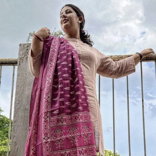 শুধু হিন্দি ধারাবাহিকেই নয়, বড় পর্দায় শাহরুখ খান, সইফ আলি খান, ইরফান খান, কঙ্কনা সেনশর্মার মতো তারকাদের সঙ্গে অভিনয় করেছেন ঝনক। ২০০৩ সালে মুক্তি পায় ‘কল হো না হো’ ছবিটি। এই ছবিতে ‘জিয়া কপূর’-এর চরিত্রে অভিনয় করার সুযোগ পেয়েছিলেন তিনি।