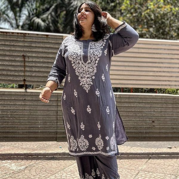 ছোট পর্দায় ‘হাতিম’ ধারাবাহিক ছাড়াও ‘গুমরাহ’ ধারাবাহিকের একটি পর্বে দেখা গিয়েছিল ঝনককে। এমনকি মালয়ালম ধারাবাহিক ‘আলিপাজহম’-এও অভিনয় করেছিলেন তিনি। বিভিন্ন নামী বিজ্ঞাপন সংস্থার প্রচারের মুখ হিসাবে কাজ করেছিলেন ঝনক।