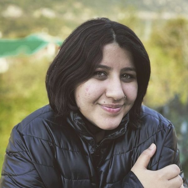 ঝনক জানিয়েছেন, ছোটবেলা থেকে ইতিহাসের প্রতি তাঁর আগ্রহ ছিল। তাই পুণের একটি কলেজ থেকে প্রত্নতত্ত্ব নিয়ে স্নাতক স্তরের পড়াশোনা করেছেন তিনি।