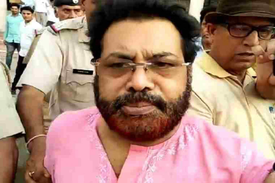 এককালে জিলিপি বিক্রি করতেন। পরে হন স্বঘোষিত গুরু। এখানেই শেষ নয়। অভিযোগ, অন্তত ১০০ জন মহিলাকে ধর্ষণ করেছেন তিনি। ধর্ষণের ভিডিয়োও করেছেন। আদালতের রায়ে দোষী সাব্যস্ত সেই ‘জিলিপি বাবা’ ওরফে বিল্লু ওরফে অমরবীর।