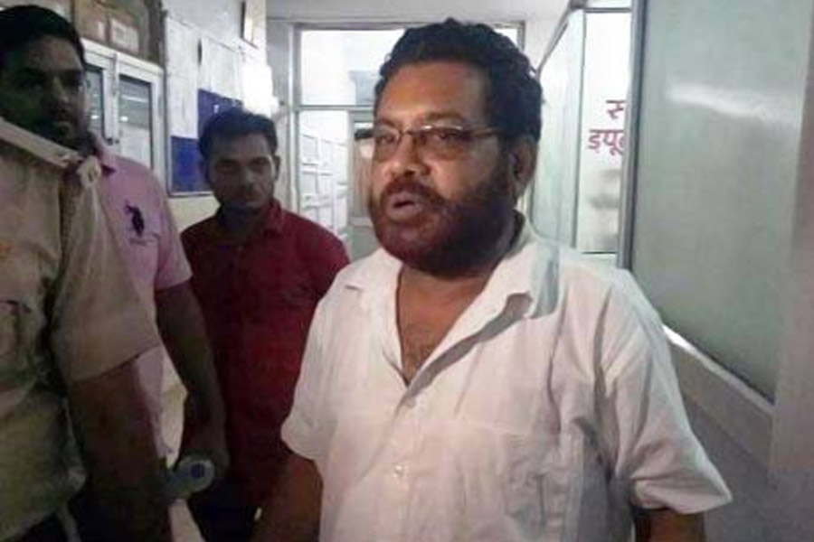 ৬৩ বছরের জিলিপি বাবার আসল নাম অমরবীর ওরফে অমরপুরী। আদতে পঞ্জাবের মানসা গ্রামের বাসিন্দা তিনি। চার মেয়ে এবং দুই ছেলে রয়েছে তাঁর। স্ত্রী মারা গিয়েছিলেন বহু বছর আগে।