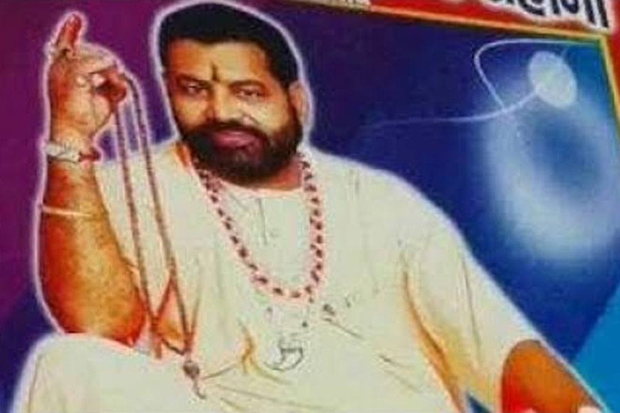 মহিলা ভক্তদের মাদক খাইয়ে ধর্ষণ করতেন অমরপুরী ওরফে জিলিপি বাবা। সেই ঘটনার ভিডিয়োও তুলে রাখতেন। সেই ভিডিয়ো দেখিয়েই পরে ব্ল্যাকমেল করতেন নির্যাতিতাদের। তার পর চলত লাগাতার ধর্ষণ।