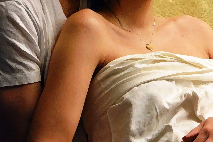 তোহানার ভাটিয়া নগরে ছিল অমরপুরীর মন্দির। স্থানীয়রা অনেক দিন আগেই টের পেয়েছিলেন তাঁর কীর্তি। তাতে অমরপুরীর কোনও সমস্যা হয়নি। অন্য শহর, রাজ্য থেকে তখন আসতে থাকেন মহিলা ভক্তরা। তাঁদের উপরও চলতে থাকে ধর্ষণ।