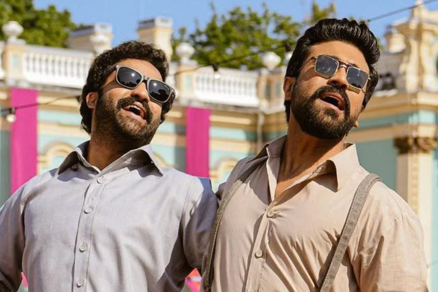 ‘নাটু নাটু’ গানটিতে রাম চরণ এবং জুনিয়র এনটিআর-কে কন্ঠ দিয়েছেন রাহুল সিপলিগুঞ্জ এবং কলা ভৈরব। গীতিকার চন্দ্রবোস। সঙ্গীত পরিচালক কিরাবাণী। গোল্ডেন গ্লোবের মঞ্চে পুরস্কার নিতে উঠেছিলেন কিরাবাণী-ই। পুরস্কার হাতে নিয়ে তিনি বলেন, ‘‘এই পুরস্কার আমার ভাই রাজামৌলির। পাশাপাশি এই গানে অবিশ্বাস্য এনার্জি নিয়ে নাচার জন্য রাম চরণ এবং জুনিয়র এনটিআরকে ধন্যবাদ।’’