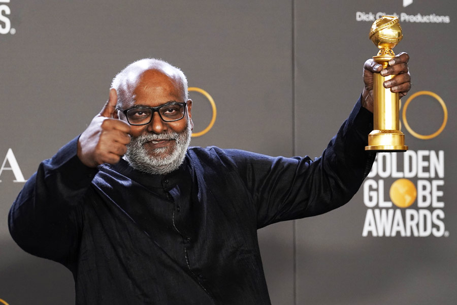 গোল্ডেন গ্লোবের মঞ্চ থেকে পুরস্কার জেতার পর দেশের আপামর জনতার মনে কিরাবাণীকে নিয়ে ব্যাপক কৌতূহল জন্ম নিয়েছে। সকলের মনে একটাই প্রশ্ন— পাকা চুল-দাড়ি, ভারী চেহারার এই সঙ্গীত পরিচালক কে? এর আগেই বা তিনি কী কাজ করেছেন?