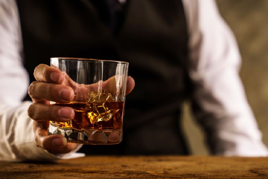 যদি মদের উপর অতিরিক্ত নির্ভরশীল হয়ে পড়েন, তবে কয়েকটি পদক্ষেপ করা জরুরি।