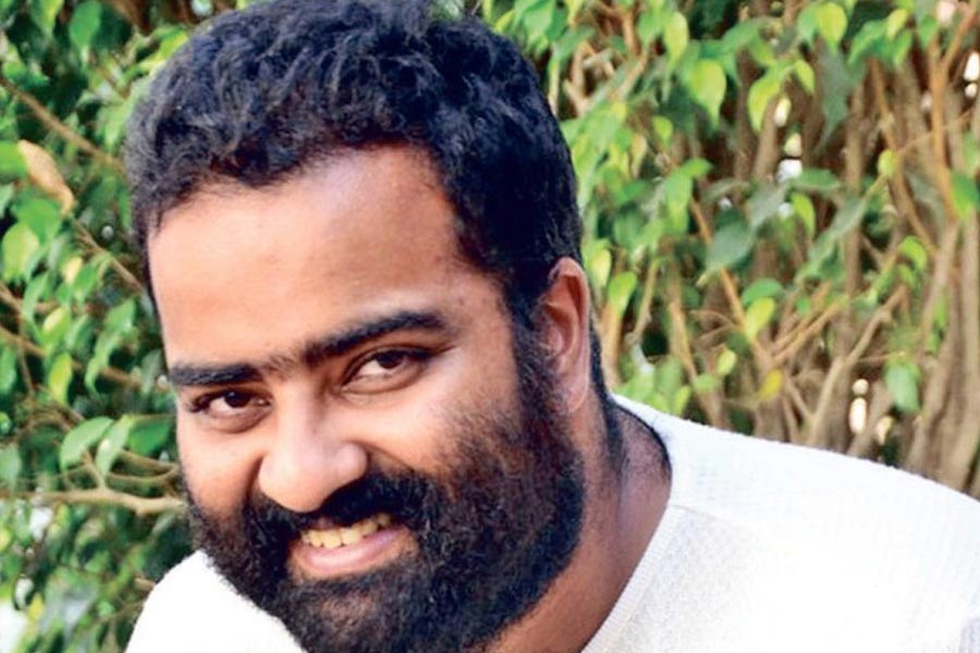 ‘নাটু নাটু’ গানের নেপথ্য গায়ক কলা ভৈরব, কিরাবাণীরই ছেলে। অনেক অভিজ্ঞ সুরকার এবং সঙ্গীত পরিচালকের সঙ্গে কাজ করেছেন ভৈরব।