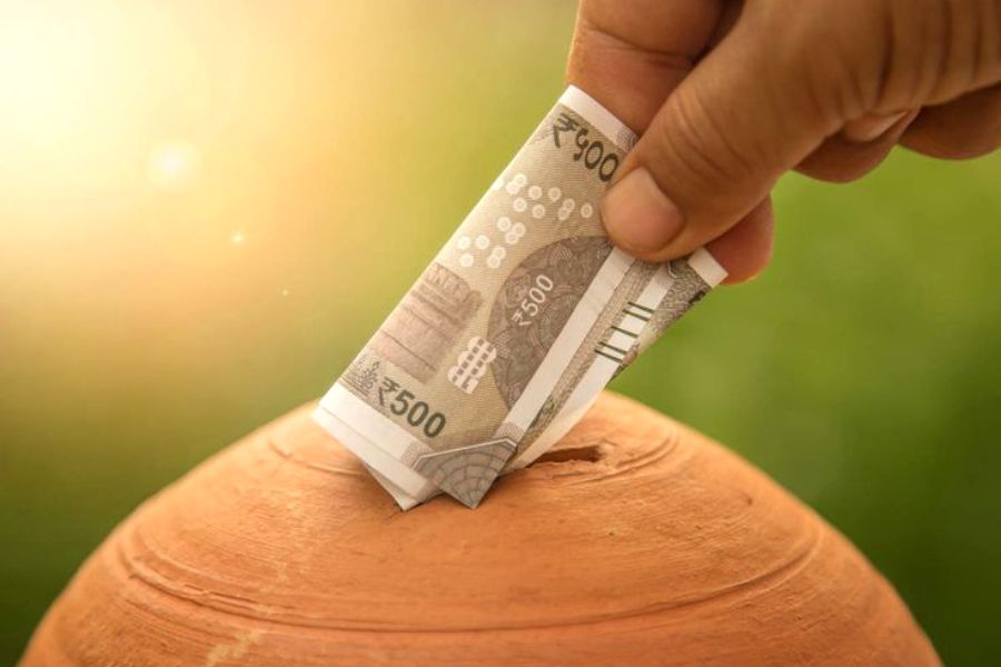 মিউচুয়াল ফান্ড বা ক্রিপ্টোকারেন্সি – বিনিয়োগের বাজারে বিকল্পের ছড়াছড়ি! তবে তার সঙ্গে এটাও অজানা নয় যে, বিনিয়োগের বাজার ঠিক কতটা ঝুঁকিপূর্ণ। 