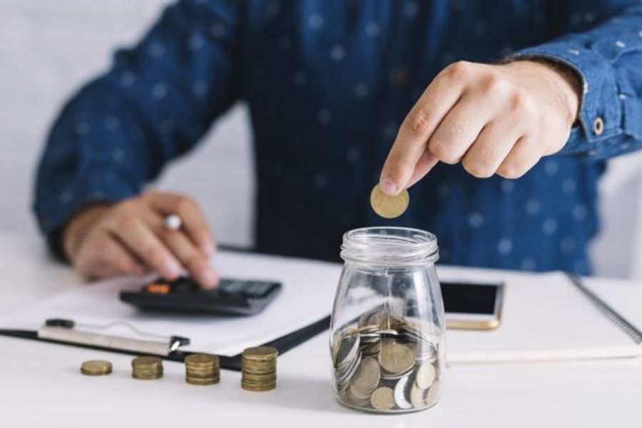 বড় অঙ্কের বিনিয়োগের অর্থ বড় ঝুঁকির আশঙ্কা। বহু বিনিয়োগকারী এই ঝুঁকি এড়াতেই ছোট অঙ্কের অর্থ বিনিয়োগ করে থাকেন। পাবলিক প্রভিডেন্ট ফান্ড তাঁদের কাছে হতে পারে তুরুপের তাস।