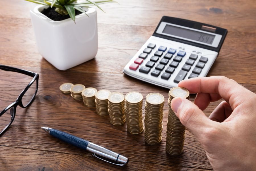 বিনিয়োগকারীরা সঞ্চয় এবং বিনিয়োগের পাশাপাশি আয়কর নিয়ম অনুযায়ী কর ছাড়ের সুবিধা পান সরকারি এই প্রকল্পে। এতে বিনিয়োগ করে আয়করের ৮০সি ধারায় সর্বোচ্চ দেড় লক্ষ টাকা পর্যন্ত কর ছাড় পেতে পারেন লগ্নিকারী।   