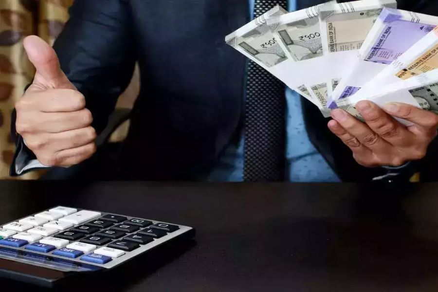 যে কোনও পোস্ট অফিস অথবা রাষ্ট্রায়ত্ত ব্যাঙ্কে সেভিংস অ্যাকাউন্ট থাকলেই পিপিএফ অ্যাকাউন্ট খোলা যায়। অ্যাকাউন্ট খোলার নথি হিসাবে প্রয়োজন প্যান কার্ড, আধার কার্ড এবং একটি পাসপোর্ট সাইজের ছবি। সঙ্গে যে পরিমাণ অর্থ জমা করবেন, তা ওই দিনই জমা করতে হয়।