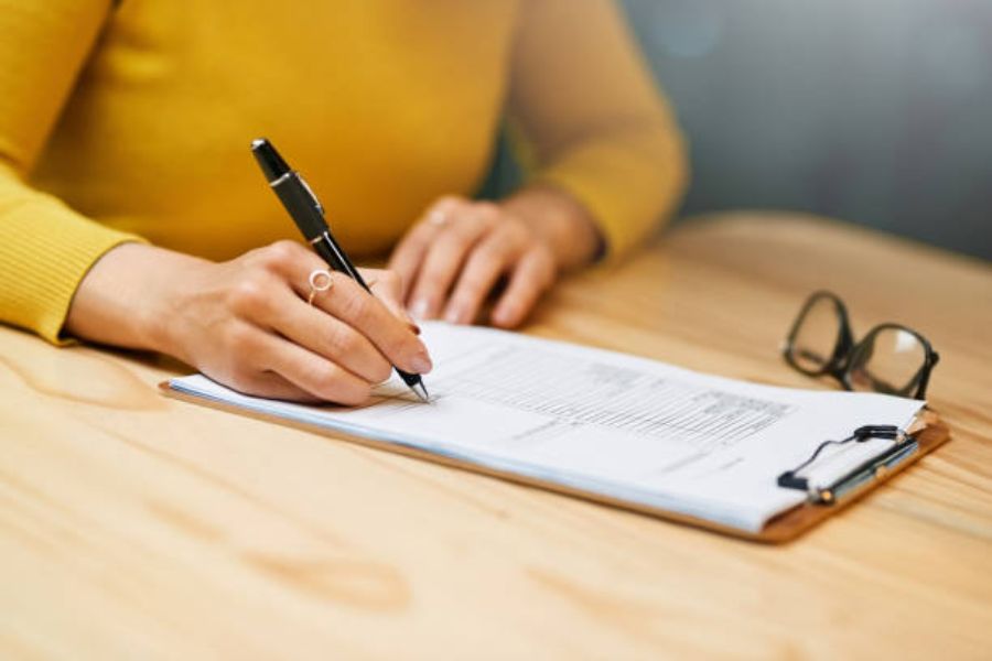 এই অ্যাকাউন্ট খোলার পদ্ধতিও বেশ সহজ। ব্যাঙ্ক অথবা পোস্ট অফিস থেকে পিপিএফ অ্যাকাউন্ট খোলার ফর্ম সংগ্রহ করে, তথ্য ভরে সেটি জমা করুন। আপনার পিপিএফ অ্যাকাউন্ট চালু হয়ে যাবে।