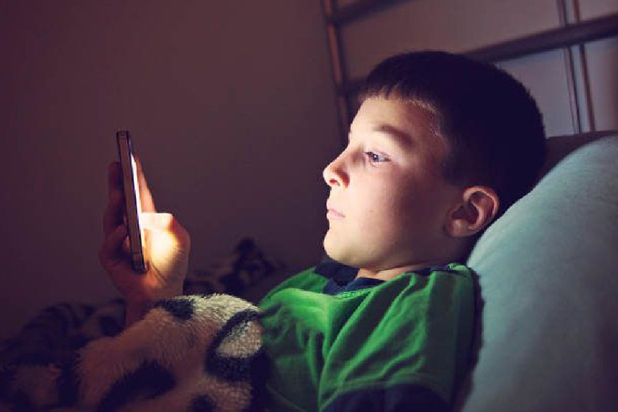 দিনরাত মোবাইলে ব্যস্ত সন্তান। 