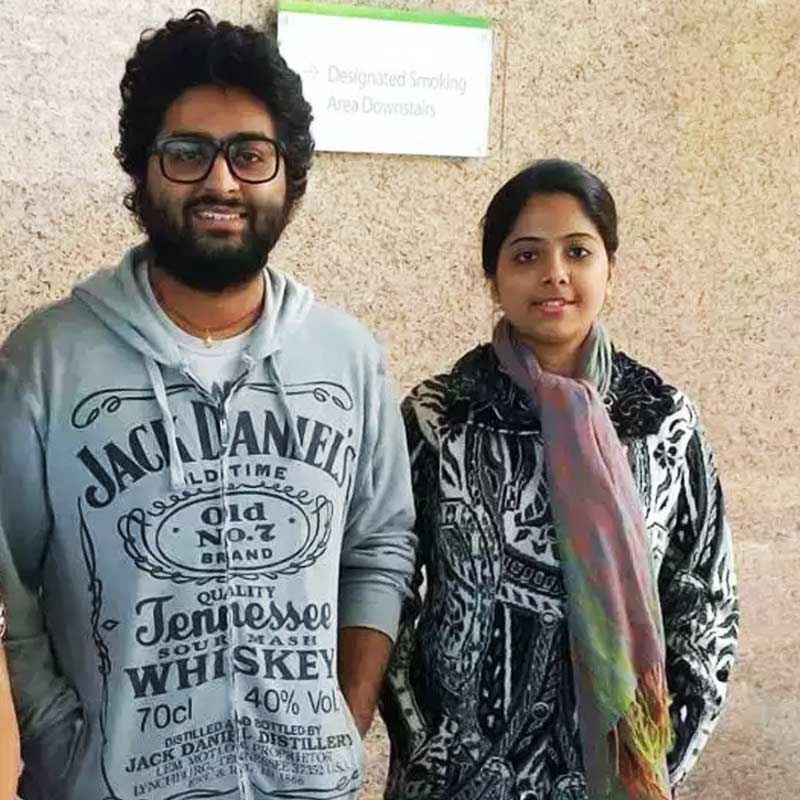 দাদা অরিজিৎ সিংহের সঙ্গে অমৃতা সিংহ।
