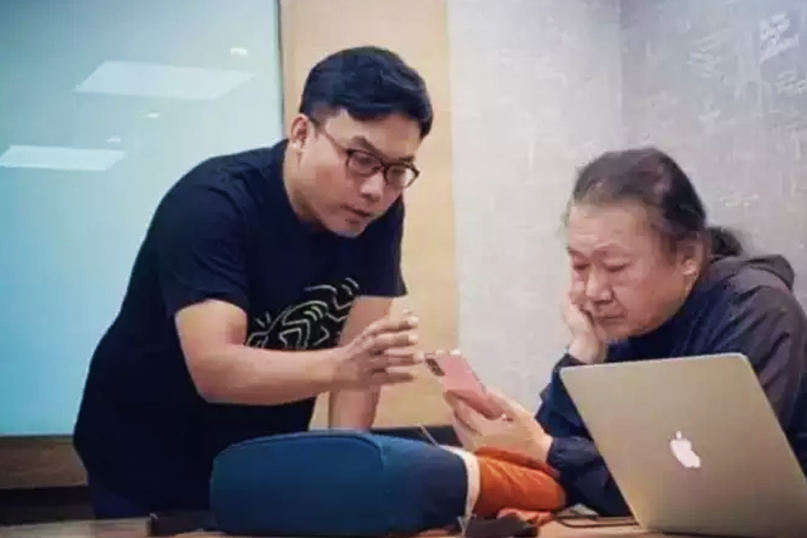 দুষ্টু ওয়েবসাইটের বিশ্বাসযোগ্য শিক্ষক হওয়ার পাশাপাশি অঙ্কের শিক্ষক হিসাবে তাইওয়ানেও তিনি নাম কুড়িয়েছেন।