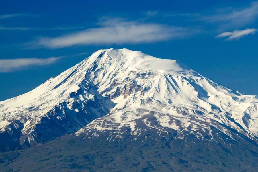 এই আরারত পর্বত কোথায়? এই প্রশ্ন যুগ যুগ ধরে ভাবিয়েছে সন্ধানীদের। মধ্যযুগে আর্মেনিয়ার (বর্তমানে তুরস্কের অন্তর্গত ভূখণ্ড) একটি পর্বতকে আরারত বলে ধরে নেওয়া হয়। ইহুদিদের আর এক প্রাচীন গ্রন্থ ‘বুক অফ জুবিলিজ়’ জানায় যে, নোয়ার নৌকা লুবার নামে এক পর্বতশৃঙ্গে গিয়ে ঠেকেছিল। লুবার আসলে আরারত পর্বতেরই একটি চূড়া।