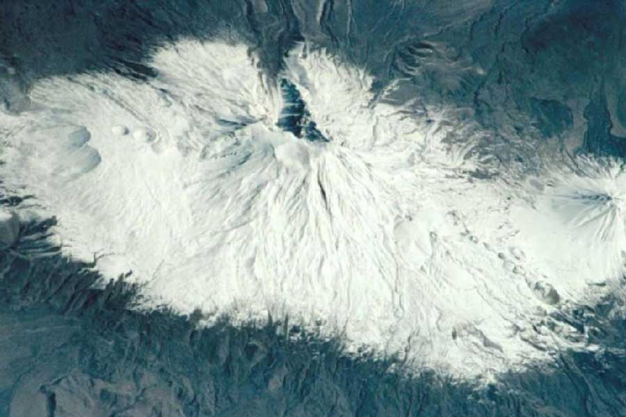 ১৯৪৮-এ আমেরিকার নর্থ ক্যারোলিনার পিপল’স বাইবেল কলেজের ডিন আরন জে স্মিথ এবং ব্রিটিশ প্রত্নতত্ত্ববিদ ইগারটন সাইকসের সঙ্গে আরারত পর্বতে আর্কের খোঁজে এক অভিযানের পরিকল্পনা করেন। কিন্তু তত দিনে রাশিয়ার সঙ্গে আমেরিকার ঠান্ডা লড়াই শুরু হয়ে গিয়েছে। স্মিথ এবং সাইকসের কর্মকাণ্ডকে রুশ সংবাদমাধ্যম আপত্তিজনক বলে প্রচার করতে থাকে। কারণ মাউন্ট আরারত তৎকালীন সোভিয়েত রাশিয়ার একেবারে গায়েই অবস্থিত। স্মিথ ও সাইকসের অভিযানও শেষ পর্যন্ত ব্যর্থ হয়। 