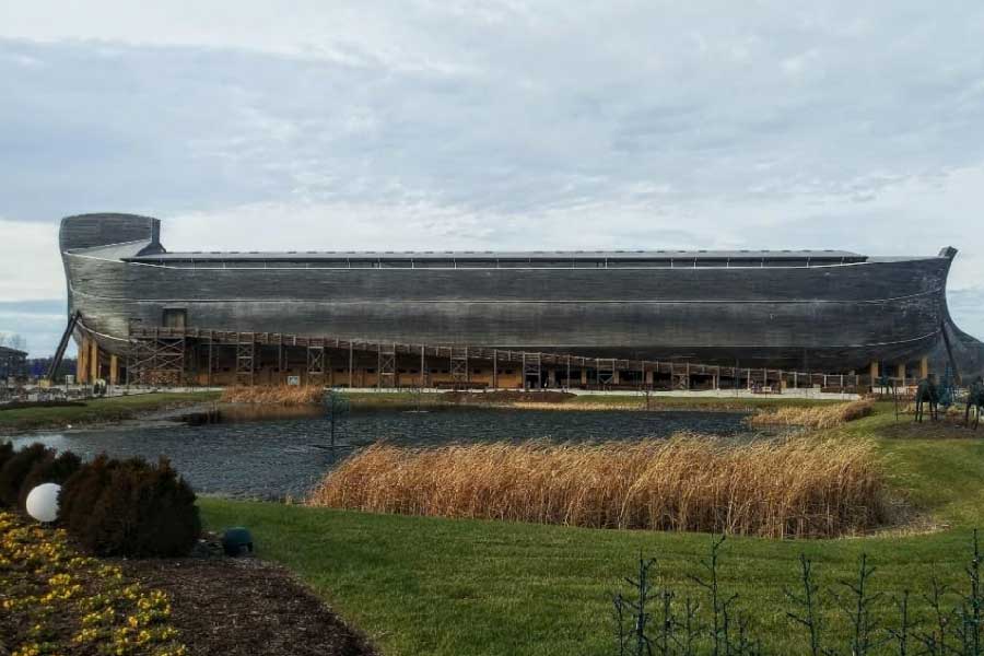 প্রসঙ্গত, ২০১৬ সালে নোয়ার আর্ক-এর ভাবনাকে নিয়ে আমেরিকার কেন্টাকি স্টেটের উইলিয়ামসটাউনে গড়ে তোলা হয় ‘আর্ক এনকাউন্টার’ নামে এক থিম পার্ক। সেখানে বাইবেলের বর্ণনা মেনেই তৈরি হয় নোয়ার সুবিশাল নৌকা। তাতে রাখা হয় বিভিন্ন প্রাণীর প্রতিকৃতি। স্মৃতিতে মহাপ্লাবনকে রেখে অগণিত মানুষ বেড়াতে যান সেখানে। 