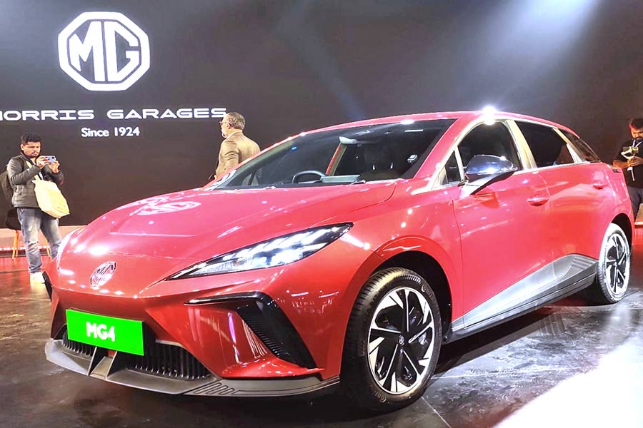 প্রদর্শনীতে একটি সংস্থার বৈদ্যুতিক চার চাকা। 