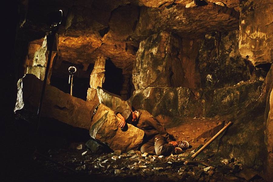 ঝোঁকের বশে মাটি খুঁড়ে একের পর এক সুড়ঙ্গ খুঁড়ে চললেন উইলিয়াম। শুধু মাত্র নিজের বাড়ির নীচেই নয়, ধীরে ধীরে নিজের বাড়ির আশপাশে বহু দূর পর্যন্ত সুড়ঙ্গ খোঁড়েন তিনি। কোনও কোনও সুড়ঙ্গ ২৬ ফুট গভীর, আবার কোনও সুড়ঙ্গের গভীরতা ৬৬ ফুট!