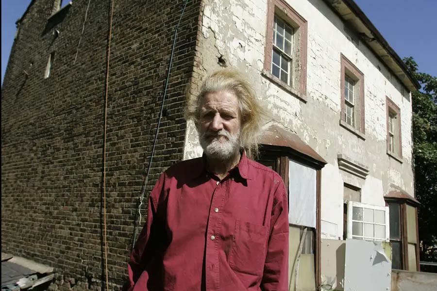 একটানা ৪০ বছর ধরে মাটি খুঁড়ে চলেছিলেন উইলিয়াম। কিন্তু এত মাটি কোথায় জমিয়ে রাখবেন, তা বুঝতে পারছিলেন না তিনি। প্রথমে বাড়ির সঙ্গে লাগোয়া বাগানে মাটি ফেলতে শুরু করেন তিনি। তার পর বাড়ির প্রতিটি খালি ঘর মাটি দিয়ে ভর্তি করতে থাকেন উইলিয়াম।