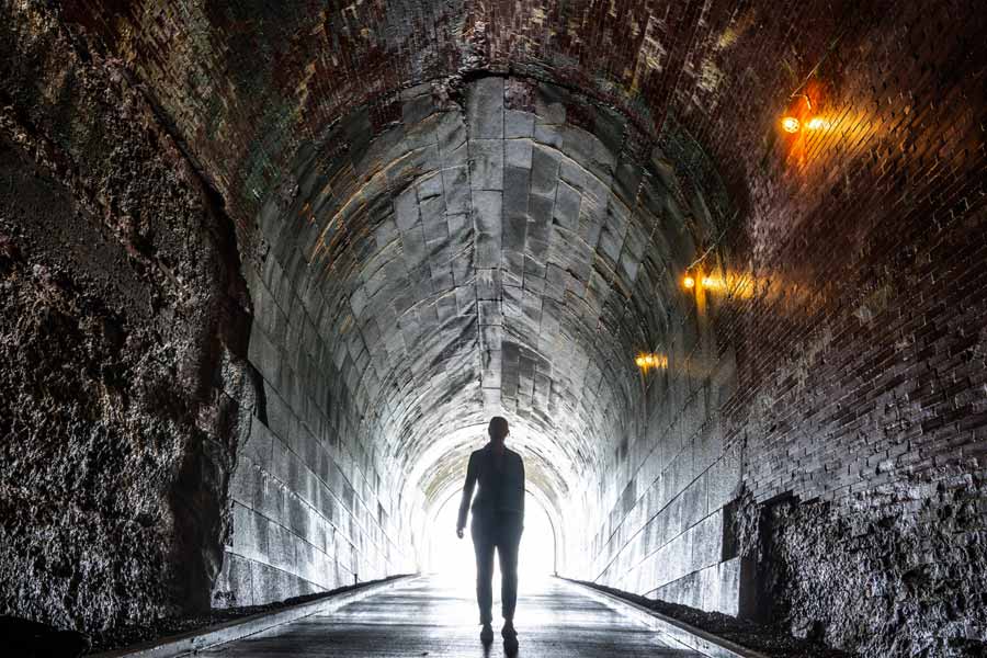 অধিকাংশের দাবি, একটি সুড়ঙ্গ ডালস্টন লেন পর্যন্ত এবং আর একটি সুড়ঙ্গ নিকটবর্তী রেল স্টেশন পর্যন্ত বানিয়ে ফেলেছিলেন উইলিয়াম। অনেক সময় সুড়ঙ্গ খুঁড়তে খুঁড়তে তিনি জলস্তর পর্যন্ত পৌঁছে যেতেন।