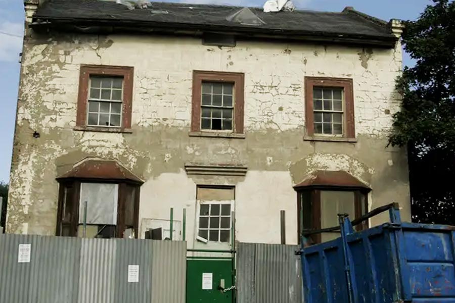 হ্যাকনে কাউন্সিলে উইলিয়ামের বিরুদ্ধে অভিযোগ জানানো হলেও তাঁর বিরুদ্ধে প্রথমে কোনও পদক্ষেপ করা হয়নি। কিন্তু দিনের পর দিন অযত্নের ফলে উইলিয়ামের বাড়ির পরিস্থিতি খুব খারাপ হয়ে পড়ে। তখন কাউন্সিলের আধিকারিকদের নজরে পড়ে বিষয়টি।