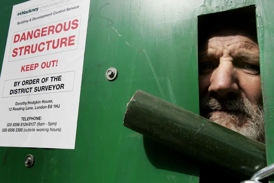 কিন্তু আদালতের তরফে জানানো হয় যে, ক্ষতিপূরণ হিসাবে উইলিয়ামকে ২ লক্ষ ৯৩ হাজার পাউন্ড অর্থাৎ ভারতীয় মুদ্রায় প্রায় ৩ কোটি টাকা দিতে হবে। উইলিয়ামকে ৩ বছরের জন্য একটি হোটেলে থাকার নির্দেশও দেওয়া হয়।