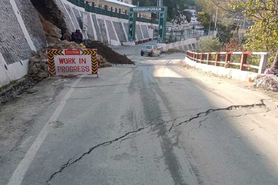 New cracks emerged in Badrinath highway ahead of Chardham yatra.