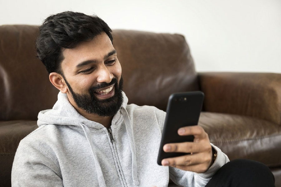 ছুটির সময় অফিসের বিরক্তিকর ফোনের দাওয়াই বার করে ফেলেছে মুম্বইয়ের একটি সংস্থা। এখন থেকে ছুটিতে যাওয়া কর্মীর মোবাইলে বসের ছায়া পড়লেই ১ লক্ষ টাকা জরিমানা গুনতে হবে। ছুটি এখন থেকে কেবলই ছুটি। 