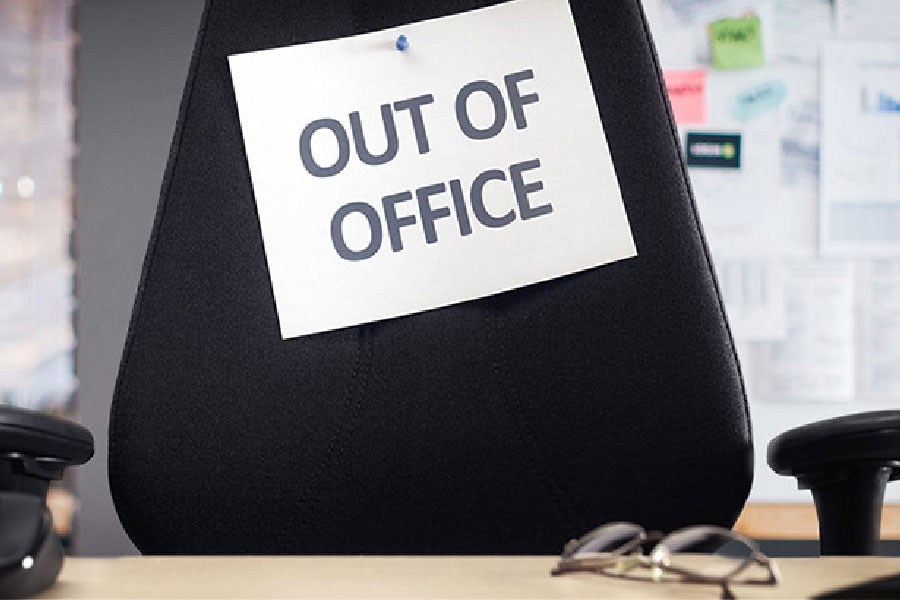 এমন নিয়ম চালু হয়েছে অফিসের ভিতর ব্যক্তিগত দক্ষতা পরীক্ষার মানদণ্ড হিসাবেও। কোনও নির্দিষ্ট কর্মী বা কয়েক জনের অভাবে অফিসের দৈনন্দিন কাজে কতটা প্রভাব পড়ছে তা মেপে দেখার সুযোগও থাকছে এই নীতিতে। 