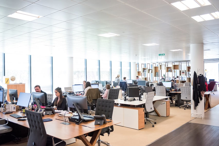 অনেক সময়ই দেখা যায়, কোনও নির্দিষ্ট কর্মী অফিসে না থাকলে নির্দিষ্ট কাজে সমস্যায় পড়েন সহকর্মীরা। কিন্তু ফোনেও তাঁর সঙ্গে যোগাযোগের উপায় না থাকলে নিজেকেই সেই কাজ করতে হবে। তাতে ব্যক্তিনির্ভরতা কাটিয়ে ওঠা যাবে বলে মনে করে মুম্বইয়ের সংস্থাটি। 