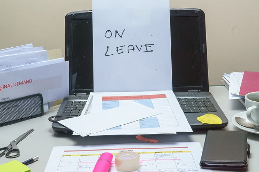 ওই সংস্থাতেই বছরে অন্যান্য ছুটিছাটার পাশাপাশি রয়েছে এক সপ্তাহের একটি বাধ্যতামূলক ছুটি। অন্যান্য ছুটি নিন বা না নিন, বছরে একটি বার এক সপ্তাহের জন্য অফিসই আপনাকে আলবিদা জানাবে।