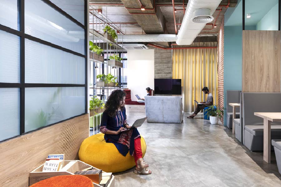 বিভিন্ন সংস্থায় কর্মীদের বিনামূল্যে খাওয়ার ব্যবস্থা থাকে। ইদানীং, ‘ওয়ার্ক ফ্রম হোম’-এর দুনিয়ায় কোনও ক্যাফে বা পাবে বসে কর্মী কাজ করতে চাইলে তারও ব্যবস্থা করে দিচ্ছে অফিস, তেমন নজিরও বিরল নয়। 