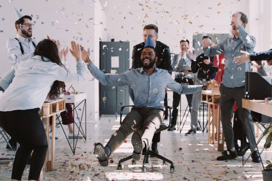 এ ছাড়া অফিস পরিসরের বাইরে যাতে কর্মীরা পরিবার নিয়ে বাকি সহকর্মীদের সঙ্গে মিশতে পারেন, তেমন ‘অফিস পার্টি’র আয়োজনও হয়ে যাকে। মূল লক্ষ্য, অফিসের কর্মীদের উপর থেকে কাজের বোঝাটা কিছু ক্ষণের জন্য হলেও লাঘব করে দেওয়া। তাতে তরতাজা অবস্থায় নতুন উদ্যমে কাজে ফিরতে পারেন কর্মীরা। 